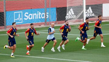 Pau Torres, Koke, Dani Carvajal, Borja Iglesias y Marcos Llorente con el preparador físico.