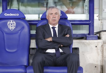 Ancelotti en el banquillo antes del inicio del encuentro. 

