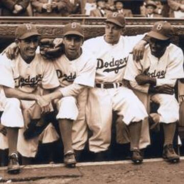 El diamante de los Brooklyn Dodgers de 1947 compuesto por Spider Jorgensen, Pee Wee Reese, Eddie Stanky, Jackie Robinson, de izquierda a derecha.