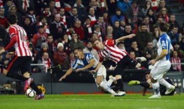 Lucas Vázquez con Muniain.