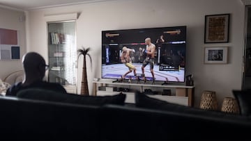 SAO PAULO, SP, BRASIL, 13-09-2022: Anderson jogando video game enquanto Max e Tony discutem sobre seu futuro, Tony sai frustrado, Anderson diz que ele tem que escolher o que quer fazer.. Anderson Silva foi criado por seus tios em uma cidade conhecida pela população predominantemente branca e de classe média – tudo o que ele não era. Para desabafar sua raiva por uma mãe que não lutou por ele, Anderson teve que lutar por si mesmo. Ele canalizou esse fogo para uma carreira no MMA, o que acabaria por permitir que ele escapasse de seu passado precário que levou à morte de seu bebê recém-nascido.
Apesar desses desafios passados, Anderson acabou se tornando um dos, senão o maior lutador do UFC, a maior empresa de promoção de MMA do mundo.
Derrotando todos os adversários colocados à sua frente em estilo espetacular, Anderson rapidamente se tornou algo maior do que o campeão dos médios do UFC. Ele se tornou o ARANHA. Anderson estava agora inundado com oportunidades de filmes, endossos, fama, mas todo o brilho e glamour vieram com um preço inesperadamente alto. A vida pessoal de Anderson agora começou a desmoronar quando essa nova realidade o rotulou como arrogante e o afastou de sua casa. O fim estava à vista, já que Anderson estava prestes a se aposentar como campeão, quando uma grave lesão na perna seguida de um escândalo de doping marcou o trágico fim do reinado do Aranha.
Livre das luzes ofuscantes da fama, Anderson finalmente conseguiu se concentrar em reconstruir sua perna e sua vida pessoal. Anderson abraçou seus entes queridos e comunidade e, com a ajuda deles, começou a lutar mais uma vez. Desta vez como ícone, mentor, pai e até como filho. A queda de Anderson acabou sendo a maior lição que ele aprenderia, pois percebeu que a família é tudo. (Foto: Fabio Braga/Pivô Audiovisual), Showrunner: Caito Ortiz; Direção: Helder Fruteira/André Godoi | DIVULGAÇÃO.