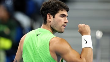 Carlos Alcaraz, contra Arthur Rinderknech en Doha.