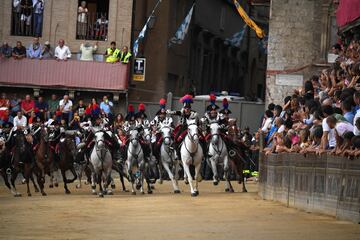 El Palio de Siena (Palio di Siena) es una carrera de caballos de origen medieval que enfrenta a los distritos de la ciudad italiana dos veces al año. La primera del año se celebra el 2 de julio (Palio di Provenzano) y la segunda el 16 de agosto (Palio del