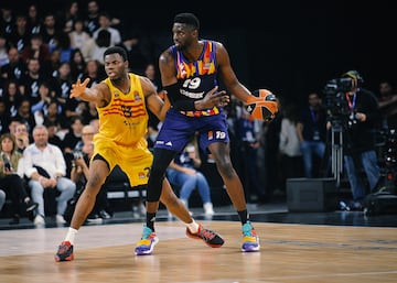 El jugador de Dakar se ha incorporado recientemente a la plantilla del Barcelona y ya puede presumir de convertirse en el jugador m¨¢s alto de la historia del club. Sus estad¨ªsticas con el ASVEL Villeurbanne en la pasada Euroliga son de 8.8 puntos, 6.6 rebotes, 0,6 tapones y 12.8 de valoraci¨®n