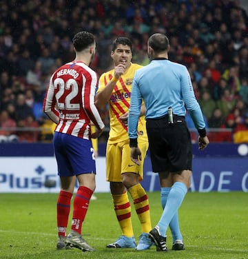 Luis Suárez, Mario Hermoso y el árbitro Mateu Lahoz.