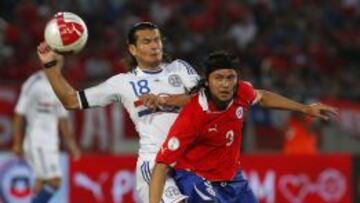 Ponce, frente al paraguayo Haedo Valdez, en las Eliminatorias pasadas.