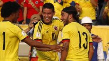 James celebra un gol con Cuadrado y Sebasti&aacute;n P&eacute;rez.