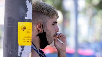 Ciudadanos fuman en la vía pública en Madrid después de que la Justicia haya anulado la orden de la Comunidad de Madrid que prohíbe fumar en la calle cuando no se pueda mantener distancia de seguridad, a 21 de agosto de 2020.
21 AGOSTO 2020
Ricardo Rubio / Europa Press
21/08/2020