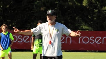 Mario Salas se hunde cada vez más y hay pelea por el liderato en la Primera B