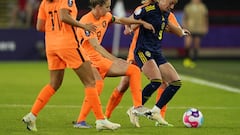 Sheffield (United Kingdom), 09/07/2022.- Sweden's Kosovare Asllani (R) in action against the Netherlands' Vivianne Miedema (L) during the Group B match of the UEFA Women's EURO 2022 between the Netherlands and Sweden in Sheffield, Britain, 09 July 2022. (Países Bajos; Holanda, Suecia, Reino Unido) EFE/EPA/TIM KEETON
