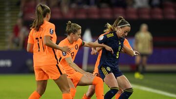 Sheffield (United Kingdom), 09/07/2022.- Sweden's Kosovare Asllani (R) in action against the Netherlands' Vivianne Miedema (L) during the Group B match of the UEFA Women's EURO 2022 between the Netherlands and Sweden in Sheffield, Britain, 09 July 2022. (Pa¨ªses Bajos; Holanda, Suecia, Reino Unido) EFE/EPA/TIM KEETON