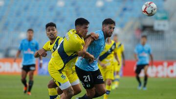 Futbol, O’higgins vs Everton
Fecha 3 Campeonato Nacional 2024.
El jugador de O’Higgins Octavio Bianchi, izquierda centro derecha, disputa el balon contra Sebastian Pereira de Everton durante el partido de primera division disputado en el estadio El Teniente en Rancagua, Chile.
2/3/2024
Jorge Loyola/Photosport
Football, O’higgins vs Everton
3nd turn, 2024 National Championship
O’Higgins player Octavio Bianchi, left center right, vies the ball against Sebastian Pereira of Everton during the first division match at the El Teniente stadium in Rancagua, Chile.
2/3/2024
Jorge Loyola/Photosport