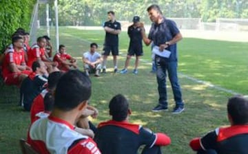 Juan carlos Osorio dio la última charla técnica a sus jugadores.