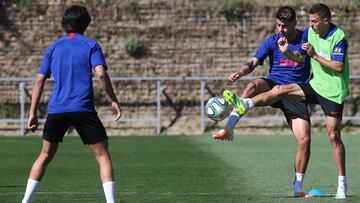 Arias, Morata y Jo&atilde;o F&eacute;lix, en un entrenamiento del Atl&eacute;tico.