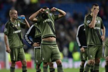 Legia Warszawa players stand at the end of the UEFA Champions League football match Real Madrid CF vs Legia  Legia Warszawa at the Santiago Bernabeu stadium in Madrid on October 18, 2016. / AFP PHOTO / JAVIER SORIANO