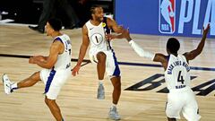 T.J. Warren celebra una jugada junto a Malcolm Brogdon y Victor Oladipo.