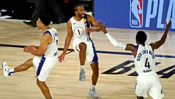 T.J. Warren celebra una jugada junto a Malcolm Brogdon y Victor Oladipo.