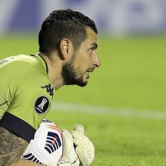 El portero chileno que podría suceder a Arias en Racing