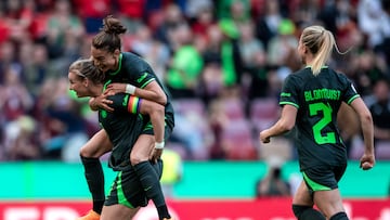 Cologne (Germany), 18/05/2023.- Alexandra Popp (L) of Wolfsburg celebrates with teammates after scoring the 3-1 lead during the DFB Women's Cup Final between VfL Wolfsburg and SC Freiburg in Cologne, Germany, 18 May 2023. (Alemania, Colonia) EFE/EPA/FABIAN STRAUCH CONDITIONS - ATTENTION: The DFB regulations prohibit any use of photographs as image sequences and/or quasi-video.