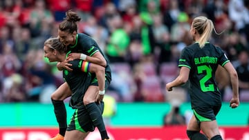 Cologne (Germany), 18/05/2023.- Alexandra Popp (L) of Wolfsburg celebrates with teammates after scoring the 3-1 lead during the DFB Women's Cup Final between VfL Wolfsburg and SC Freiburg in Cologne, Germany, 18 May 2023. (Alemania, Colonia) EFE/EPA/FABIAN STRAUCH CONDITIONS - ATTENTION: The DFB regulations prohibit any use of photographs as image sequences and/or quasi-video.
