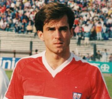 El desaparecido 'Mumo' comenzó en la UC como puntero. A continuación alternó como volante y finalmente tuvo grandes actuaciones en el rol de lateral izquierdo en los cruzados. 