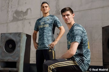 El Real Madrid ha presentado la que será la segunda equipación para la temporada que viene. Es de color azul oscuro con detalles dorados y se inspira en el ambiente que se genera en el Santiago Bernabéu.