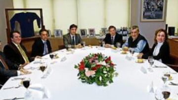 <b>CHARLA DISTENDIDA. </b>El acto de reconocimiento del COE por los cuarenta años se cerró con una comida en la que se repasaron muchos temas candentes.