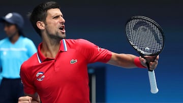 Novak Djokovic celebra un punto durante su partido ante Denis Shapovalov en la eliminatoria entre Serbia y Canad&aacute; en la ATP Cup 2021.