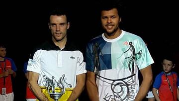 Roberto Bautista y Jo-Wilfried Tsonga posan con los trofeos tras disputar la final del Open de Caen.