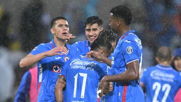 Cruz Azul's players celebrate after defeating Pumas during the Mexican Apertura football tournament match between Pumas and Cruz Azul at the Olimpico stadium in Mexico City, on September 18, 2022. (Photo by RODRIGO ARANGUA / AFP)