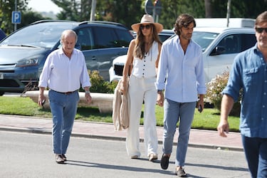 José María García, Ariadne Artiles y José María García Fraile a su llegada al tanatorio de Tres Cantos donde se celebró el funeral por Caritina Goyanes.