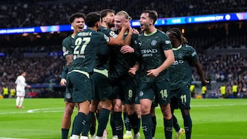 1-2. Haaland celebra el segundo gol con sus compañeros