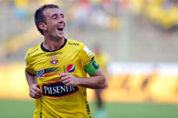 Jugó por los cruzados en el año 2009-2010, se coronó bicampeón del torneo de Clausura. Hoy es uno de las máximos referentes de Barcelona de Guayaquil.