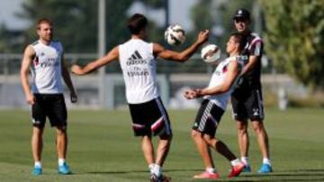 EN VALDEBEBAS. Chicharito, ayer en Valdebebas junto a Hierro.