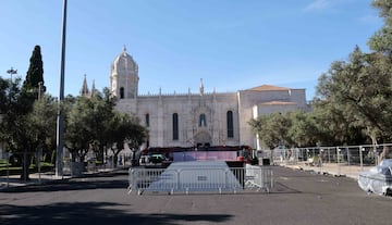 El Monasterio de los Jerónimos de Belém, con la rampa de salida del sábado en la crono