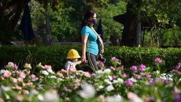 03 May 2020, Thailand, Bangkok: A woman walks with her kid at Lumpini park after a partial lift of Coronavirus lockdown. Photo: Yuttachai Kongprasert/SOPA Images via ZUMA Wire/dpa
 
 
 03/05/2020 ONLY FOR USE IN SPAIN