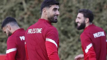 LEZAMA (BIZKAIA), 13/11/2025.- Yaser Hamed Mayor (c), futbolista vasco internacional con Palestina, calienta durante el entrenamiento que el conjunto celebró el pasado miércoles en las instalaciones del Athletic de Bilbao en Lezama (Bizkaia) para preparar el encuentro amistoso del próximo sábado contra la selección de Euskadi en el estadio de San Mamés. En una entrevista a EFE, Hamed afirma que espera vivir "un día histórico" en San Mamés en el que quieren representar y dar voz a todo el pueblo palestino para que "de una vez por todas termine el genocidio" en Gaza. EFE/ Miguel Toña