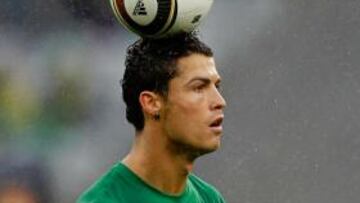 <b>CLASE. </b>Cristiano controla un balón de cabeza durante una sesión.