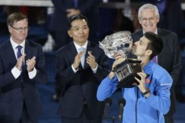 Los organizadores del torneo le entregan su nuevo título a Djokovic.