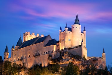 Esta fantástica fortaleza medieval es uno de los castillos mejor conservados de España. El edificio es de los monumentos más visitados de Castilla y León con una media anual de más de 770.000 personas. 