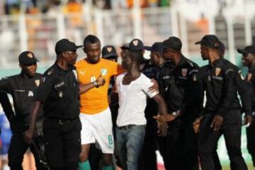 El público invadió el estadio Felix Houphouet-Boigny tras el encuentro de clasificación para la Copa Africana entre Costa de Marfil y Camerún.