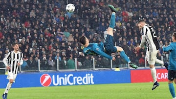 TUR107. TURÍN (ITALIA), 03/04/2018.- Cristiano Ronaldo (c) de Real Madrid anota el 2-0 contra Juventus hoy, martes 3 de abril de 2018, durante un partido de los cuartos de final de la Liga de Campeones entre Juventus FC vs Real Madrid CF en el esta