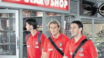<b>LLEGADA. </b>Leo Franco, Diego Forlán y Maxi Rodríguez caminaban por el aeropuerto de Belgrado en la llegada ayer del Atlético a Serbia.