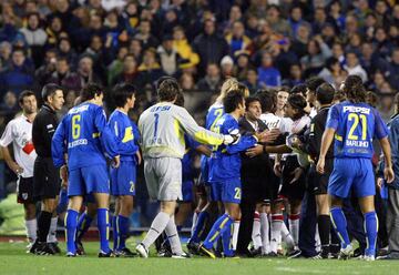 Vuelta de la semifinal del año 2004 de la Copa Libertadores en el Monumental sin hinchas visitantes. Barros Schelotto le dice a Sambueza que lo habían echado y el jugador de River va a insultar al juez de línea, que llama al árbitro y lo expulsa.