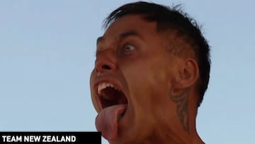 Surfista de Nueva Zelanda sacando la lengua durante una haka en la presentación del Mundial de Surf de la ISA 2024, en Puerto Rico.