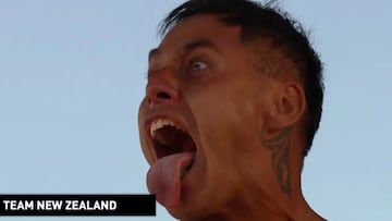 Surfista de Nueva Zelanda sacando la lengua durante una haka en la presentación del Mundial de Surf de la ISA 2024, en Puerto Rico.