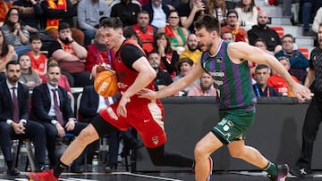 MURCIA, 02/01/2025.- El alero letón de UCAM Murcia Rodions Kurucs (i) se escapa del alero de Unicaja Málaga Jonathan Barreiro (d), durante el partido de la décimo cuarta jornada de la liga Endesa que UCAM Murcia y Unicaja Málaga están disputando este jueves en el Palacio de los Deportes de Murcia. EFE/Marcial Guillén