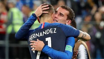 Griezmann se abraza emocionado a Lucas, su compa&ntilde;ero en Francia y en el Atl&eacute;tico.