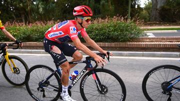 Remco Evenepoel sufrió rasguños en la pierna derecha a causa de una caída en la 12ª etapa de La Vuelta 2022, camino de la subida a Peñas Blancas.