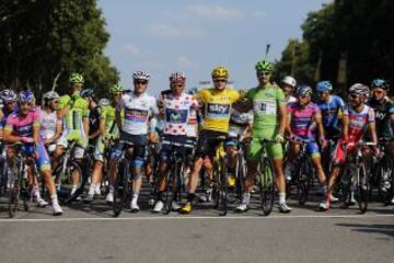 Los cuatro maillots posan antes de la salida. Andrew Talansky, Nairo Quintana, Christopher Froome y Peter Sagan.